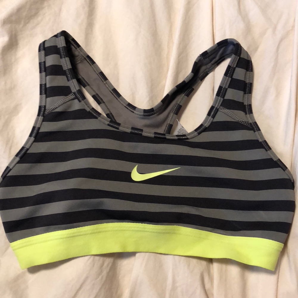 barely worn nike sports bra